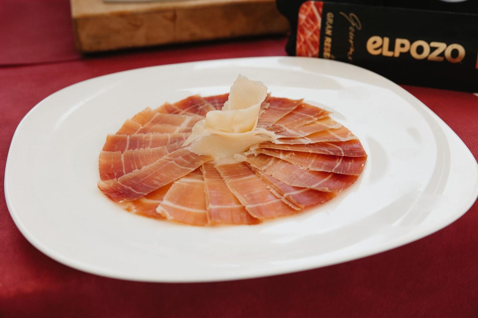 Corte de jamón en evento de catas y formación en Murcia