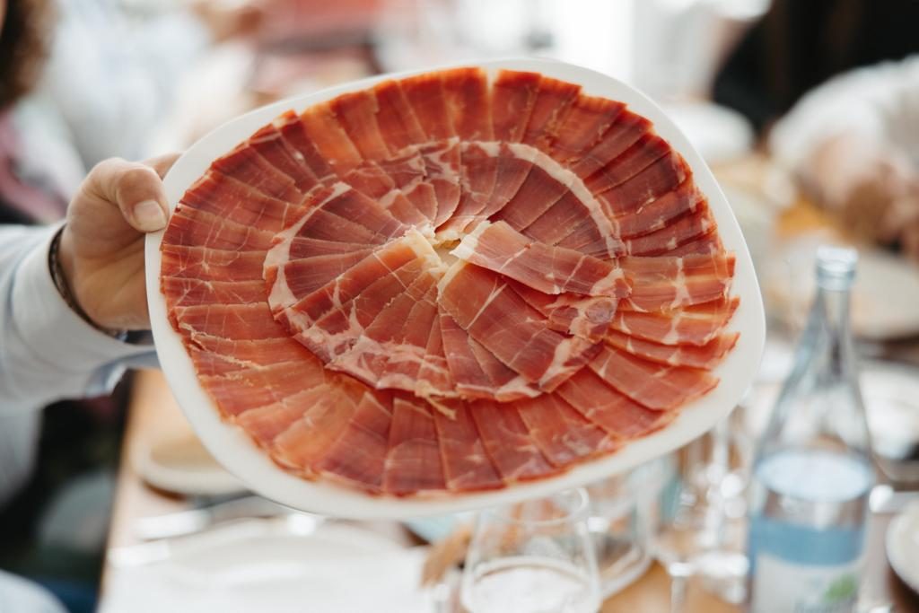 Cuánto jamón calcular por invitado