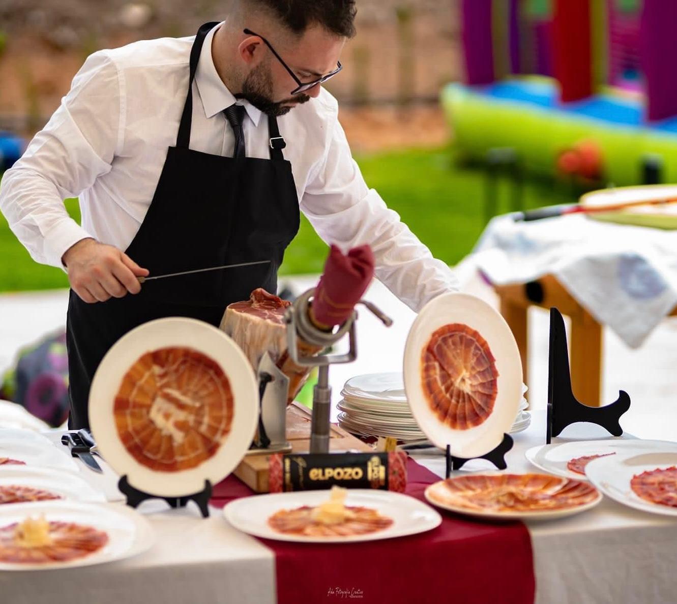 Adrián, cortador de jamón profesional, sirviendo lonchas en un evento de catas y formación